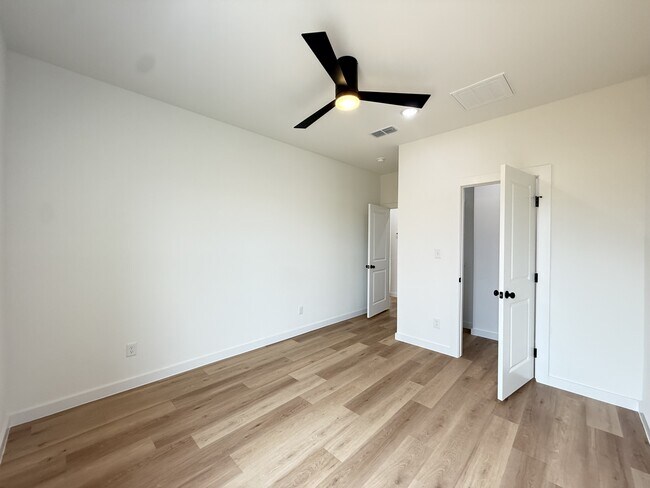 Building Photo - 2102 Norwich Ave