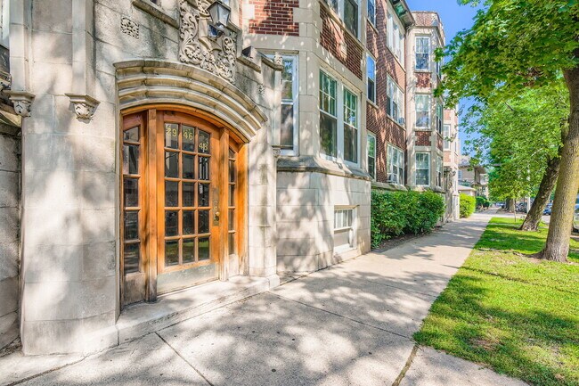 Primary Photo - 2946 N Pine Grove Ave
