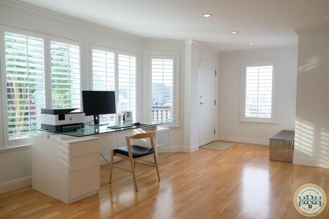 Building Photo - Spacious 2-Bedroom Condo with Private Roof...