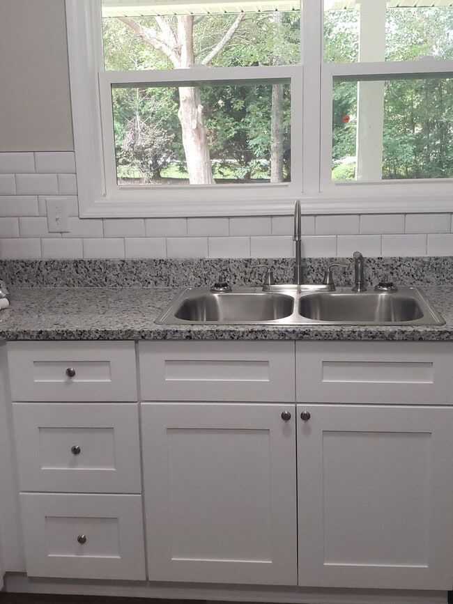 Building Photo - Lovely 4 Bedroom Home