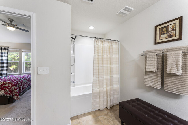 Building Photo - 6867 Roundleaf Dr