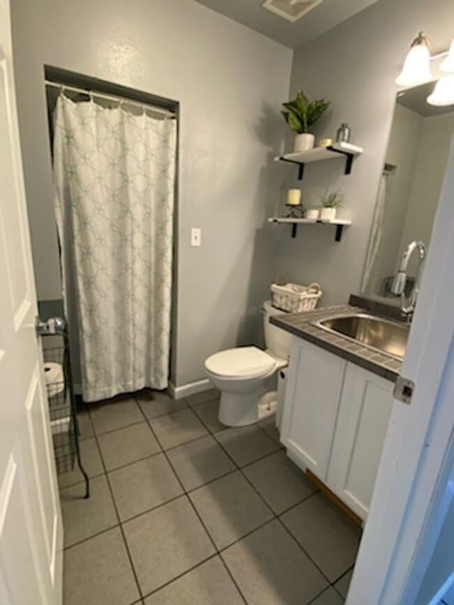 Building Photo - Sunny and spacious 3 bed, 2.5 bath house with living and family room, with huge back yard!