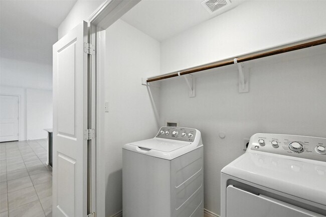 Building Photo - 208 Rubylace Dr