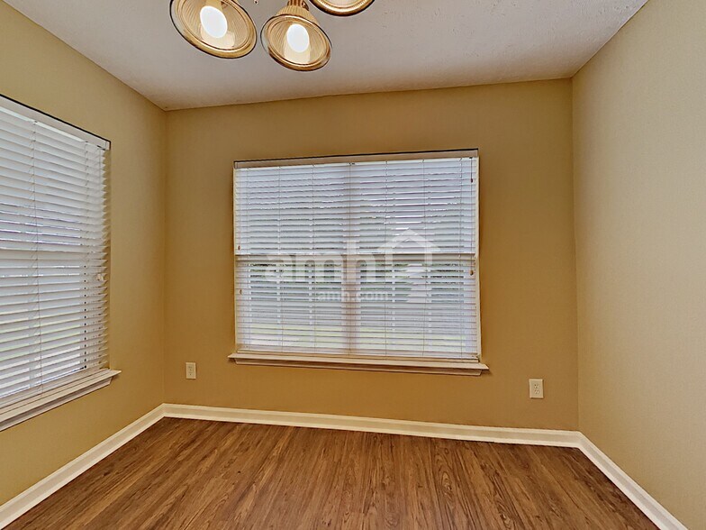 Building Photo - 4005 Strata Dr