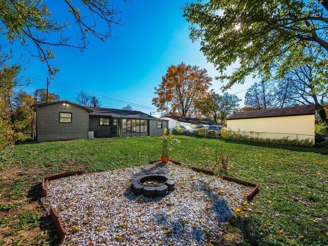 Building Photo - 1543 S Hamilton Rd