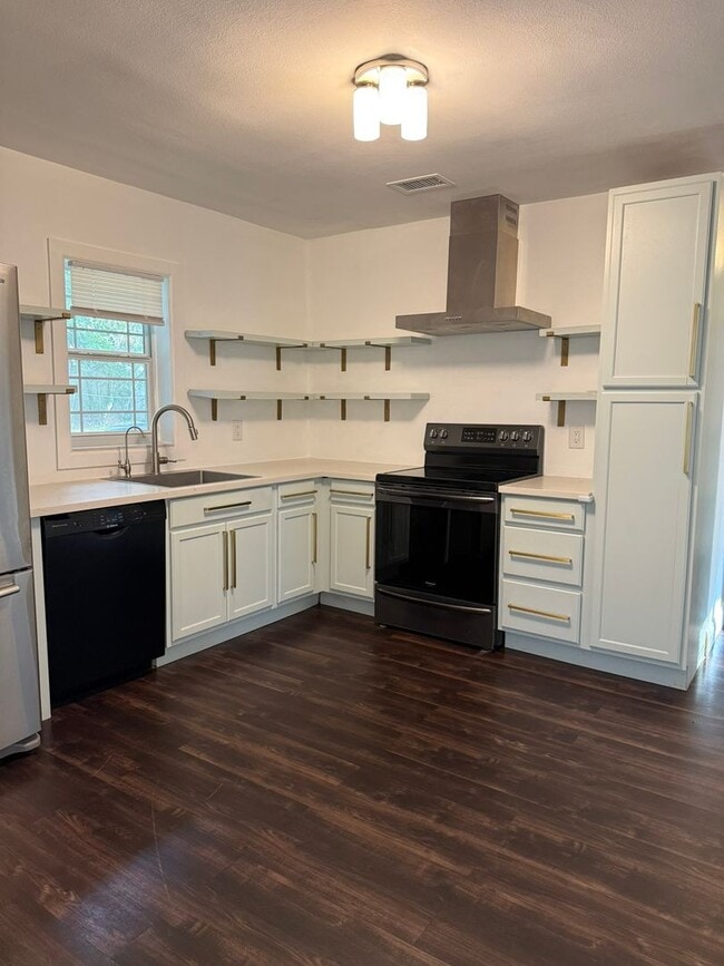 Building Photo - Renovated 2/1 Home walkable to Downtown De...