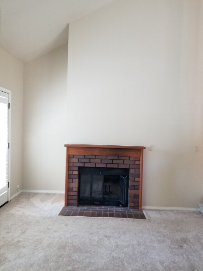 Building Photo - LAKE OSWEGO 2/2 READY FOR IMMEDIATE MOVE IN!  AC!