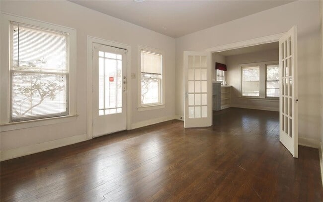 Building Photo - 1210 La Rue St