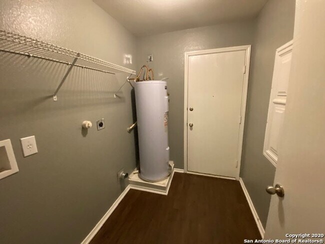 Building Photo - Great Floor Plan ~ Great Location ~ Lots o...