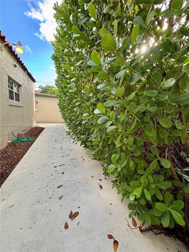 Building Photo - 1654 SW 14th Terrace