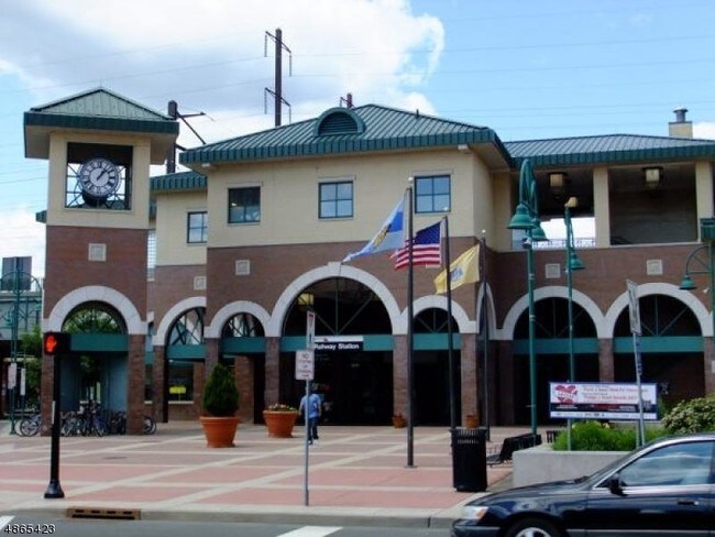 Building Photo - 1057 Pierpont St