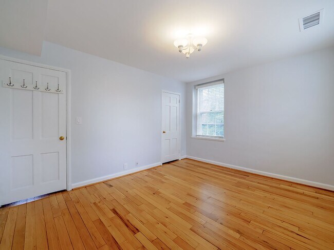Building Photo - Sunny & Renovated 2BR 1BA in NW DC McLean Gardens Oasis!