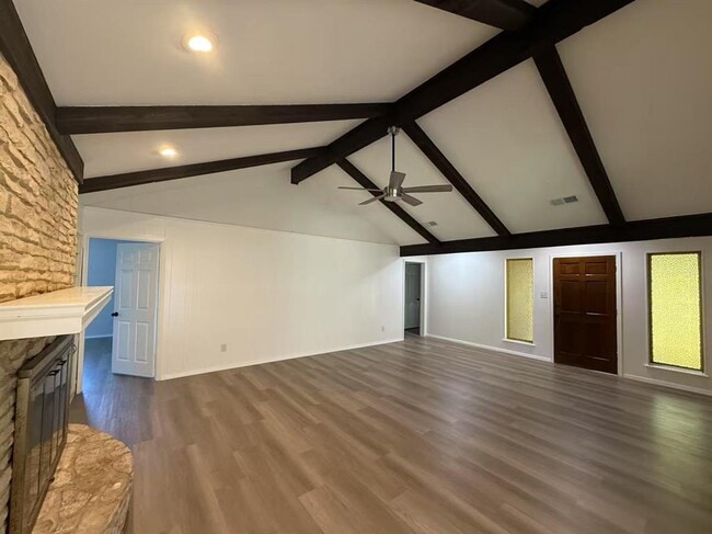 Building Photo - 1106 Oakwood Dr