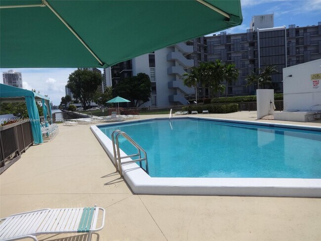 Building Photo - 3475 N Country Club Dr