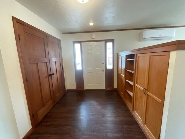 Building Photo - 3 Bed, 2 Bath Home with 2- Car Garage/Shop...