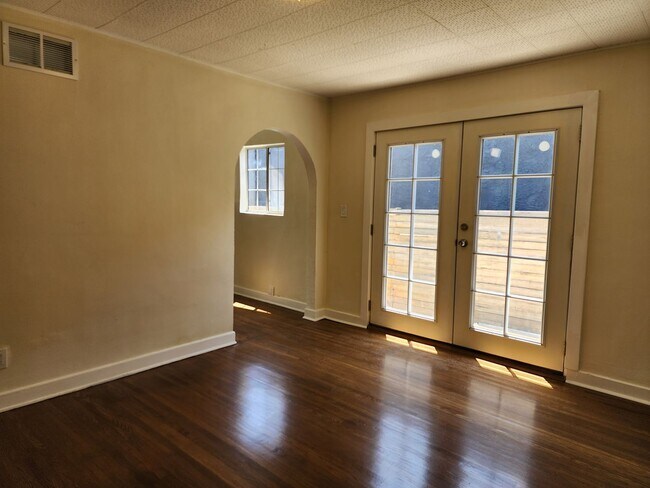 Building Photo - Charming 3 Bedroom / 2 Bathroom Home with ...