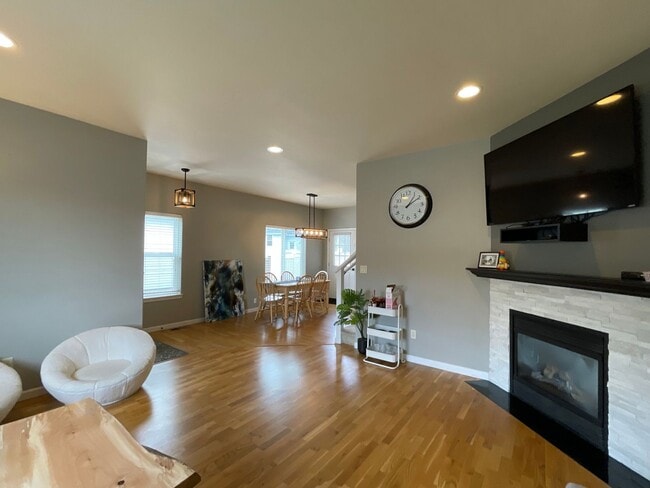 Building Photo - AVAILABLE NOW: Spacious 4 bdrm, 3 bath home in Cedar Ridge Development!