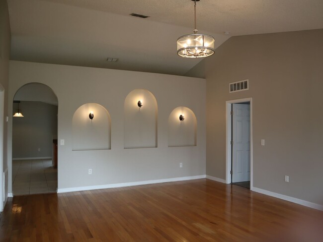 Building Photo - Real Nice 2088 Sq Ft 4 Bedroom 2 bath with...