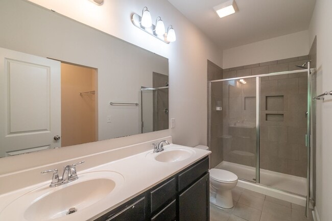 Building Photo - Freshly Renovated 4-Bedroom Home with Mode...