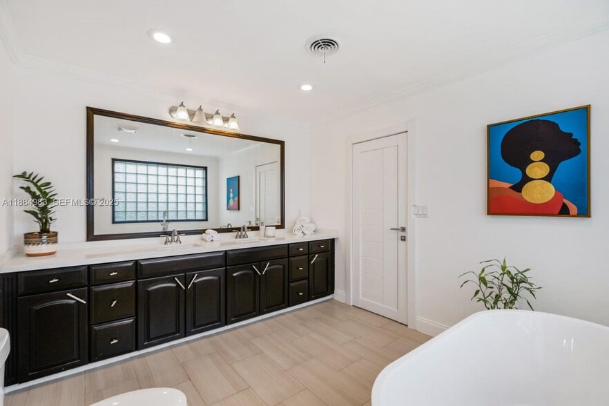 Building Photo - 2830 NE 56th Ct