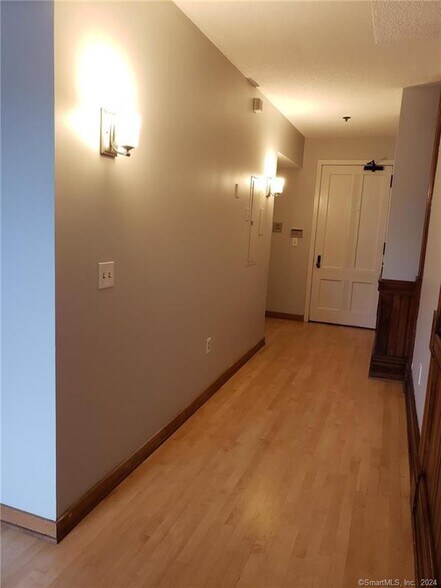 Building Photo - 27 Hillside Pl