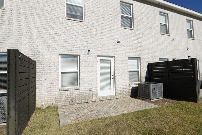 Building Photo - Great Location in Fort Walton Beach Near Bases and Hospital.