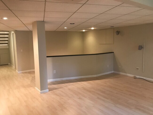 Building Photo - Solon 4 Bedroom Rental