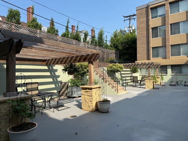Building Photo - Lovely Lowry Hill 1 Bedroom Condo
