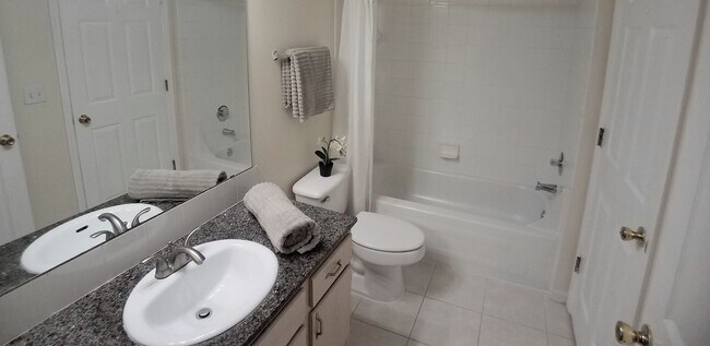 Building Photo - Beautiful 1/1 Wood Floors Condo for Rent c...