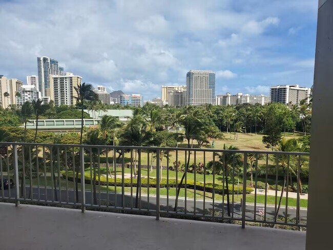 Building Photo - Inn on the Park