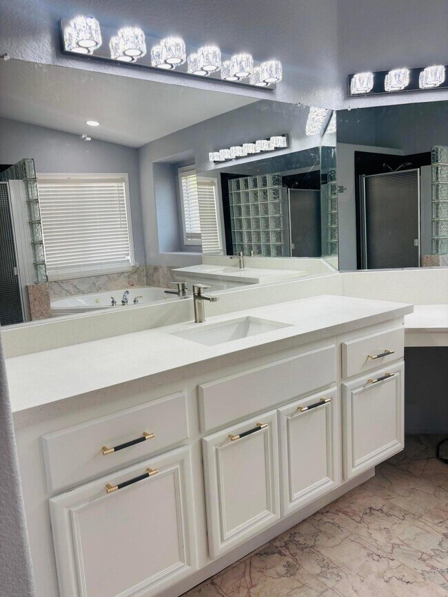 Building Photo - 47970 Vía Jardin