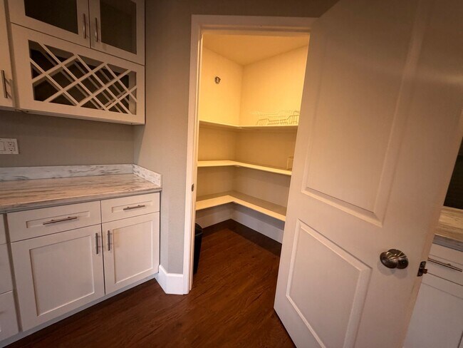 Building Photo - Gorgeous 3-Bedroom House in Gold River with pool