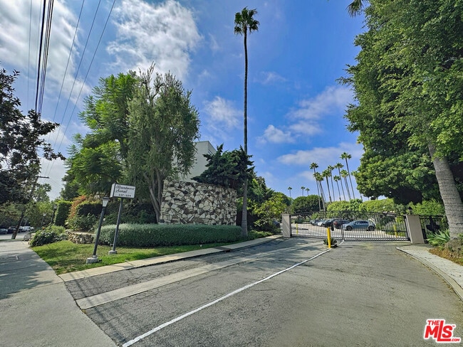 Building Photo - 289 S Barrington Ave