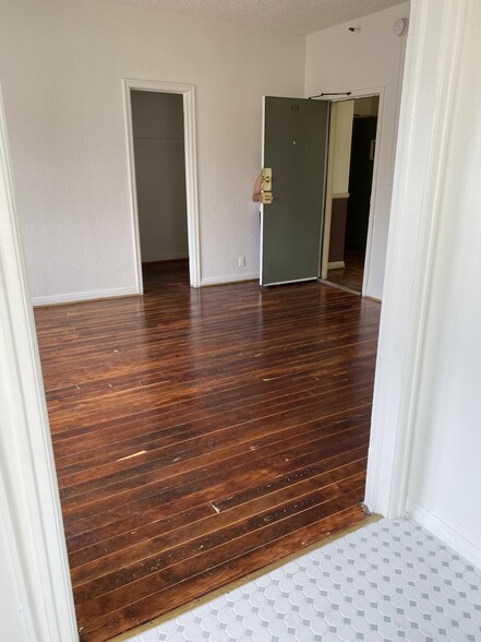 Building Photo - 545 S Hobart Blvd