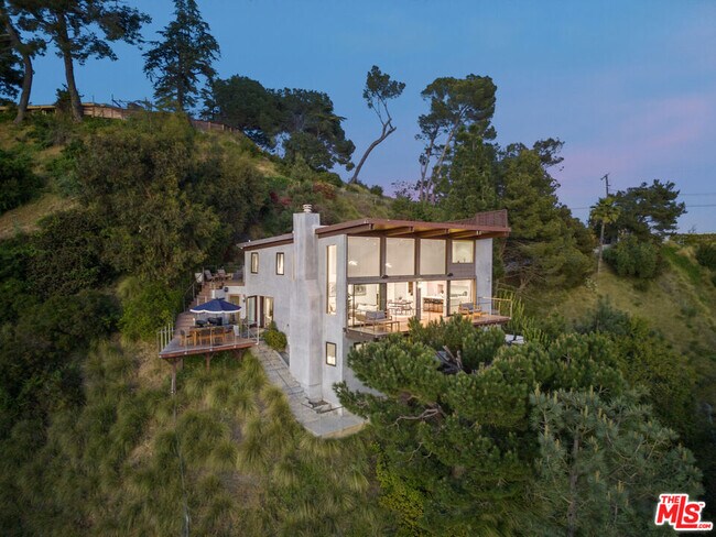 Building Photo - 1735 Summitridge Dr