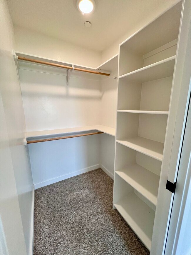 Building Photo - Modern Single-Family Home in Scenic Meadows Neighborhood