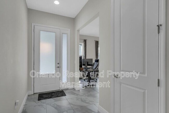Building Photo - 15155 Mayberry Dr