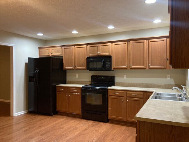 Building Photo - 128 Twin Lakes Dr