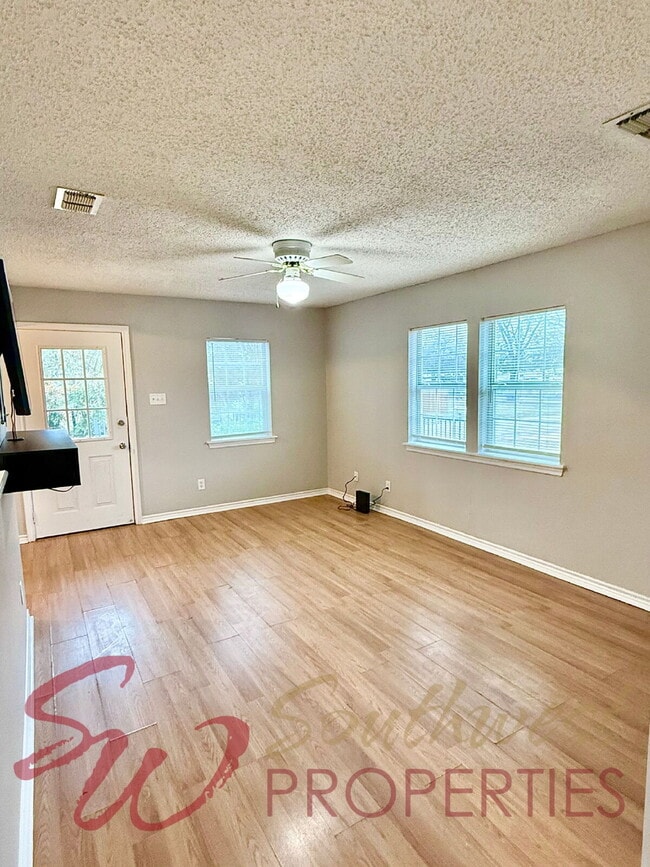 Building Photo - Charming 3 bedroom, 1 bath home