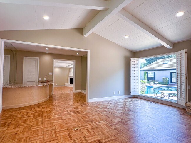 Building Photo - Exceptional Executive Estate With Pool and Tennis Court