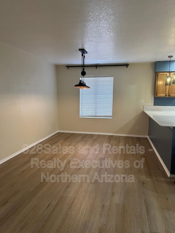 Building Photo - 6142 N Christmas Tree Ln