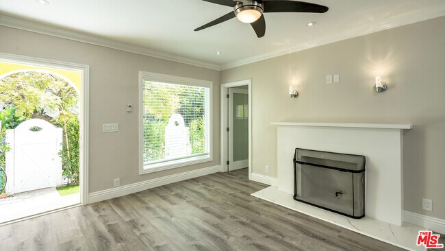 Building Photo - 257 N La Peer Dr