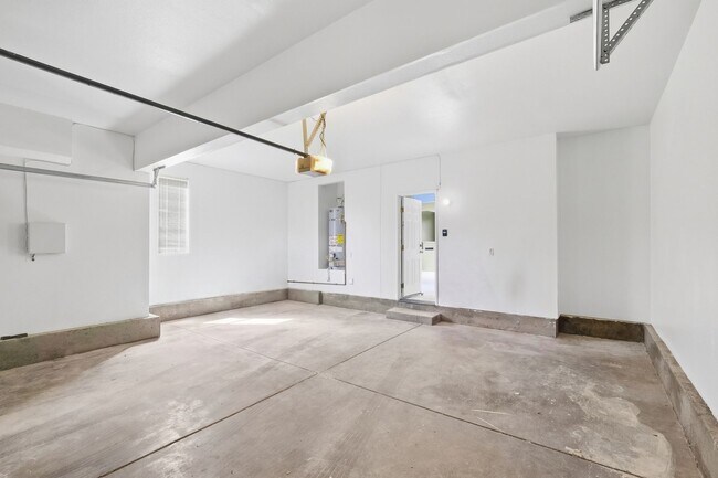 Building Photo - 1935 E Harvard Privado