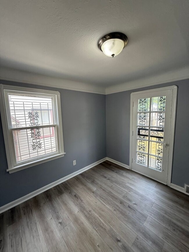 Building Photo - SECTION 8 AND EDEN ACCEPTED! Newly Renovat...