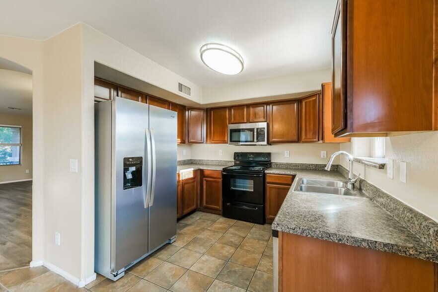 Building Photo - 7816 S 48th Dr