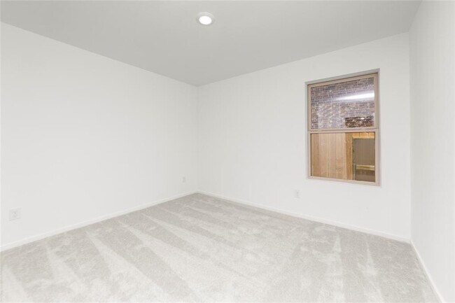 Building Photo - 1626 Red Oak Dr