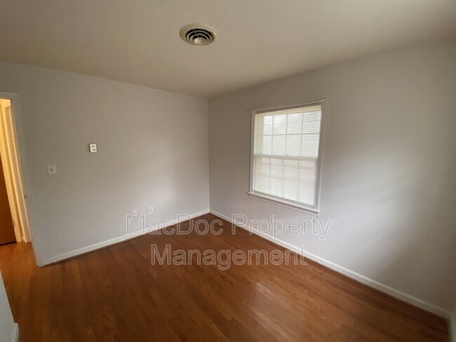 Building Photo - 304 Stratford Ave