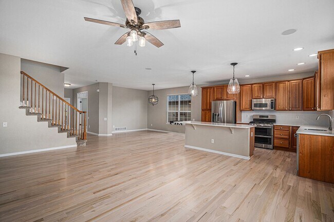 Building Photo - 4 bed/4 bath, Three Story Home Backing to ...