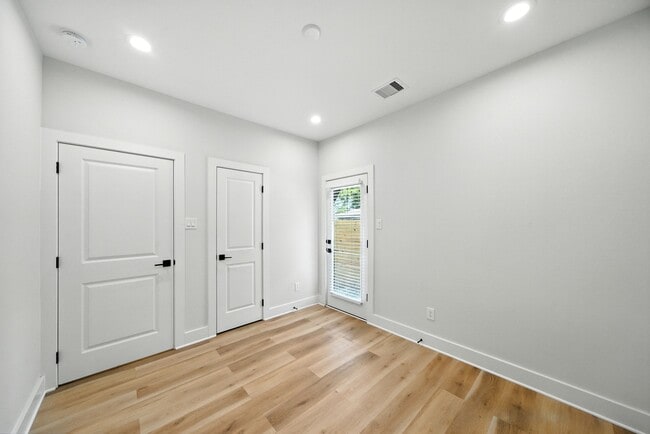 Building Photo - 2304 Hoskins Dr