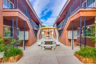 Building Photo - 1 Bed 1 Bath Pacific Beach Apartments